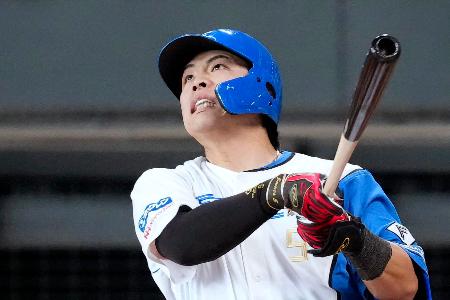 ３回日本ハム１死、野村が左越えに本塁打を放つ＝エスコンフィールド