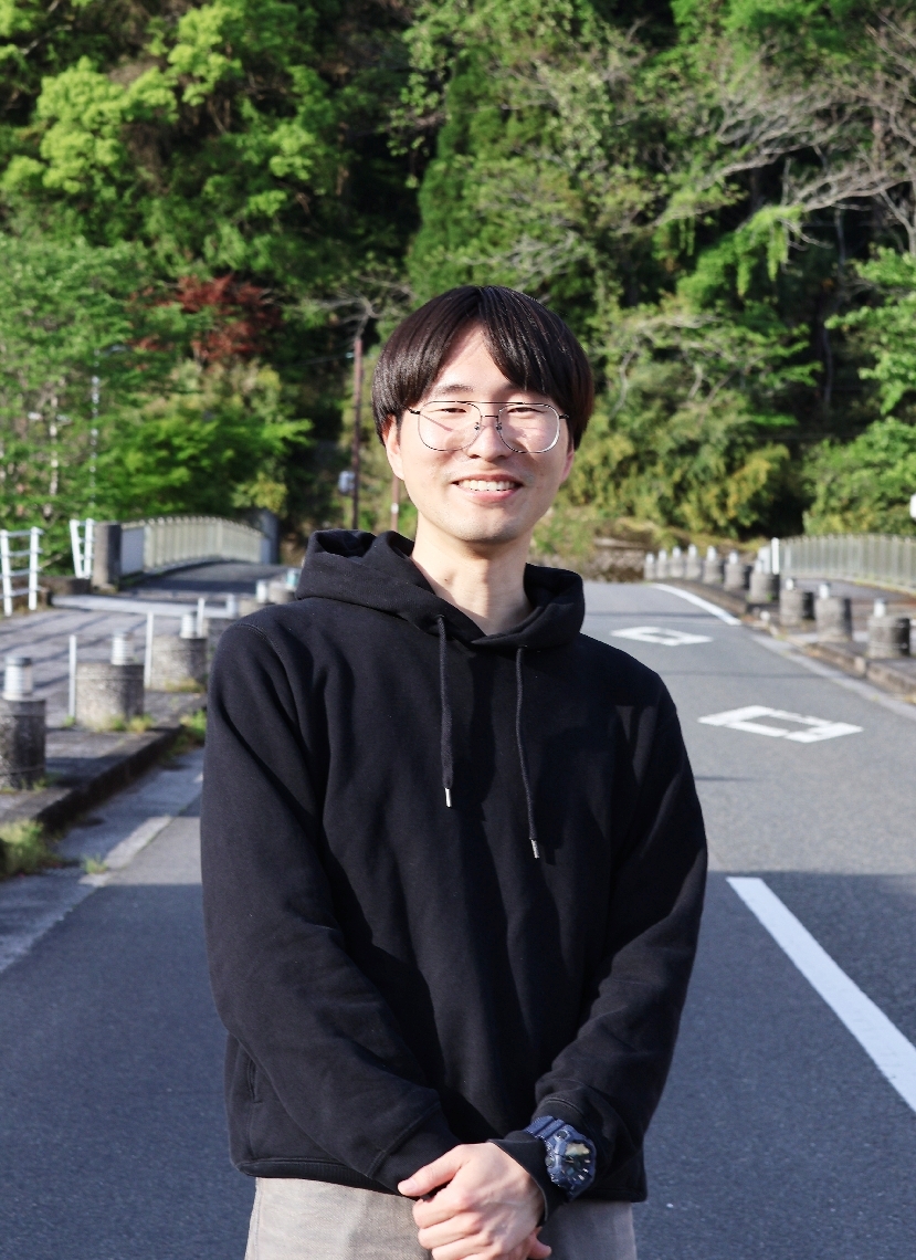 「自然と深く関わる暮らし方に引かれた」という真鍋雅幹さん。山国映画祭をきっかけに移住した＝５月、中津市山国町