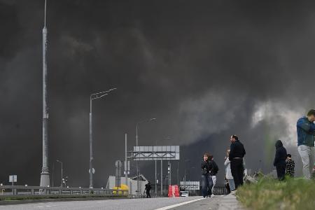 １８日、モスクワ南東部で、製油所から立ち上る煙（ゲッティ＝共同）