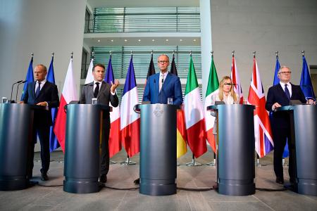記者会見する英国とフランス、ドイツ、イタリア、ポーランドの５カ国首脳＝２４日、ベルリン（ゲッティ＝共同）