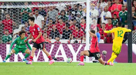 南アフリカ―韓国　後半、先制ゴールを決める南アフリカのマセコ（右端）。ＧＫ金承奎＝モンテレイ（ＡＰ＝共同）
