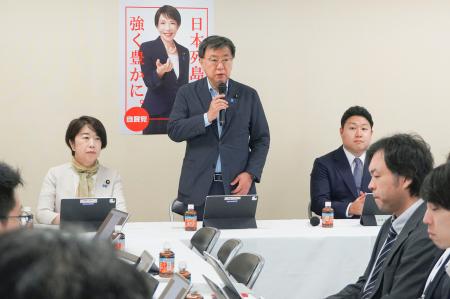 自民党の内密出産を考えるプロジェクトチームであいさつする松野博一座長（中央）＝２５日午後、東京・永田町