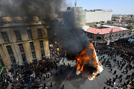 カルバラの戦闘を再現し、火が放たれるテント＝２５日、イラン首都テヘラン（共同）