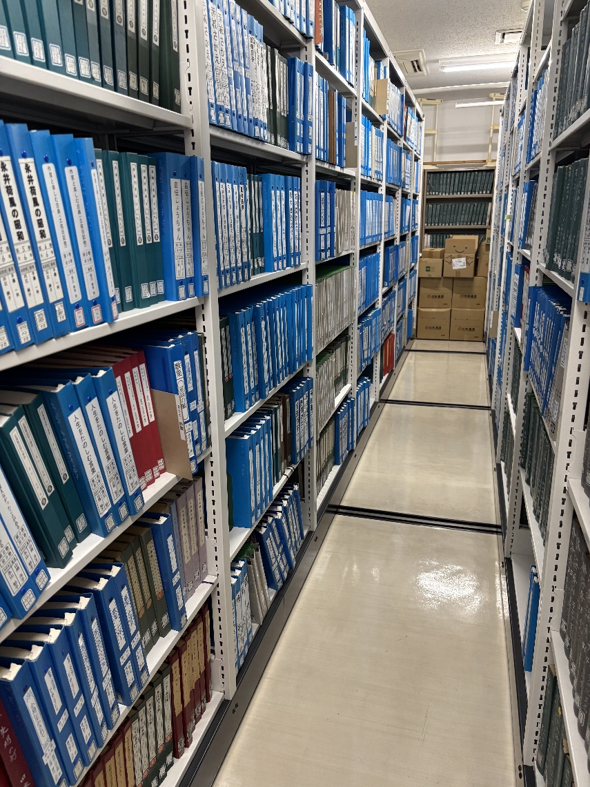 大量の点字図書を保管する書庫＝大分市中島東の大分県盲人協会