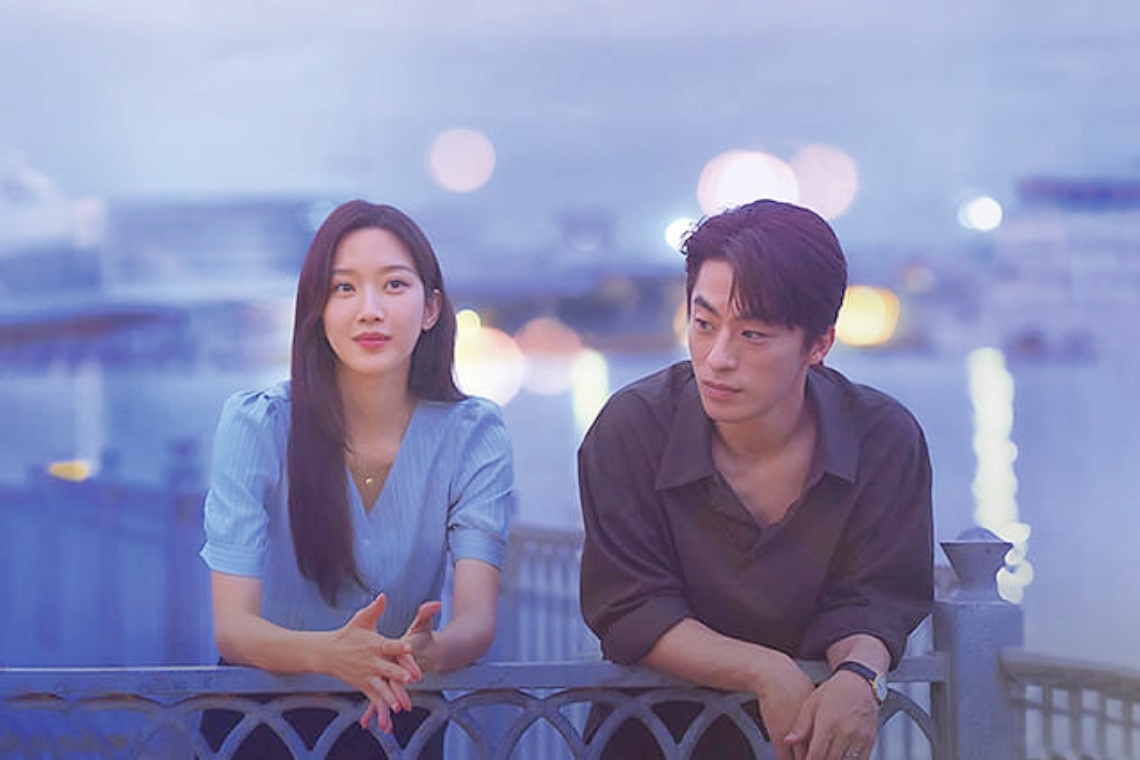 「サヨナラの引力」の一場面（ⓒ２０２５　ＫＣ　ＶＥＮＴＵＲＥＳ　ＣＯ．，　ＬＴＤ　ＡＮＤ　Ｋ　ＷＡＶＥ　ＭＥＤＩＡ　ＬＴＤ　ＡＬＬ　ＲＩＧＨＴＳ　ＲＥＳＥＲＶＥＤ．）