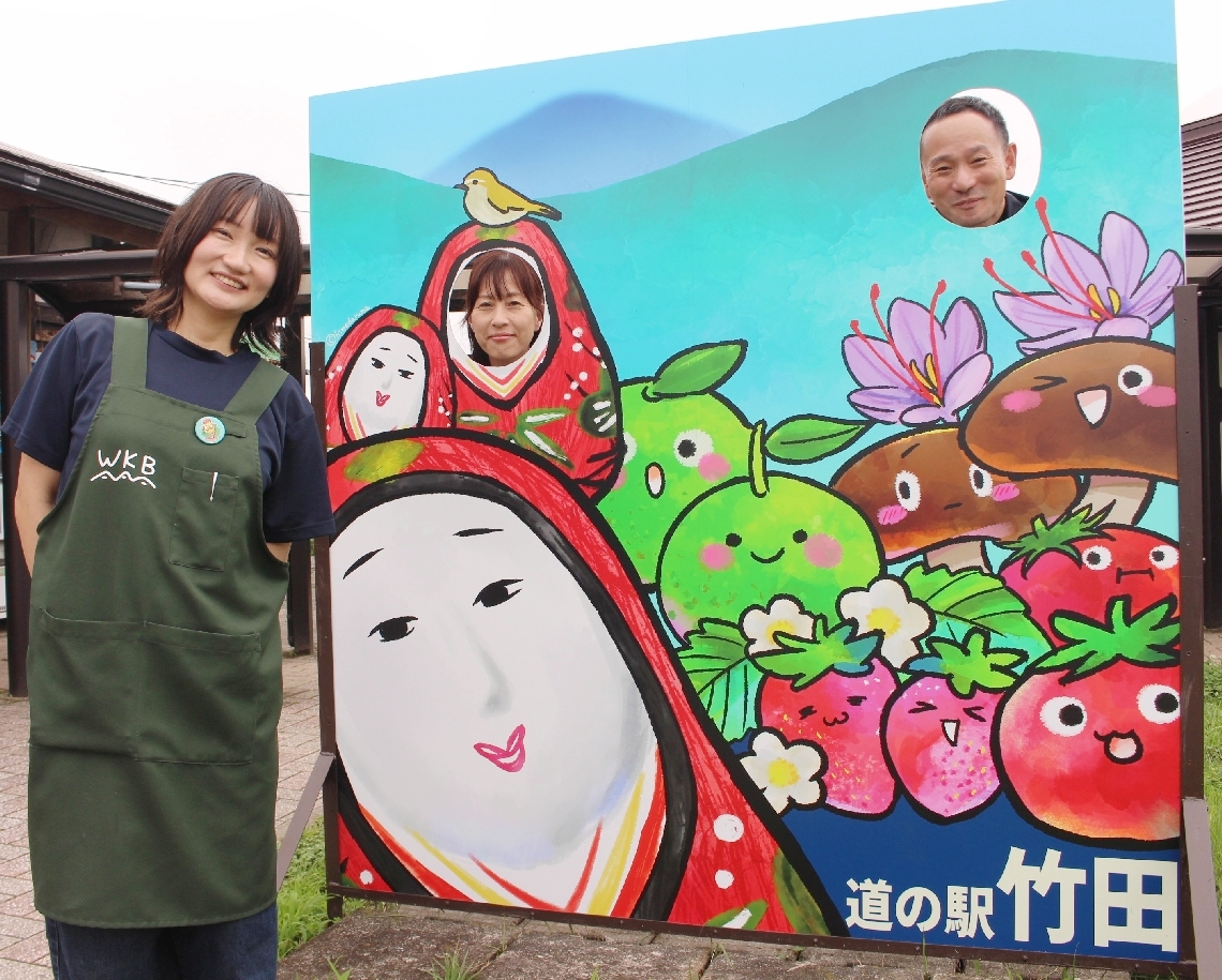 リニューアルされた道の駅竹田の顔出しパネルと、担当した長谷川美穂さん（左）ら＝竹田市米納