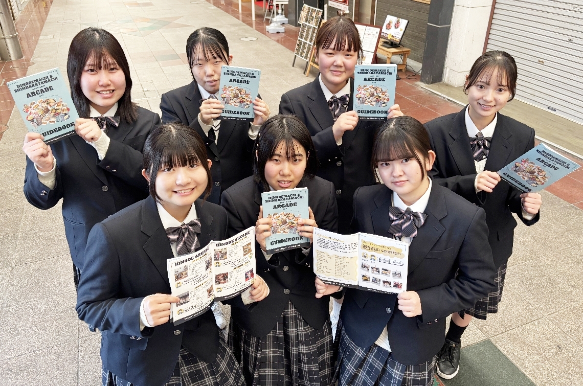 商店街のガイドブックを作った中津東高マーケティング部メンバー＝中津市の日之出町商店街