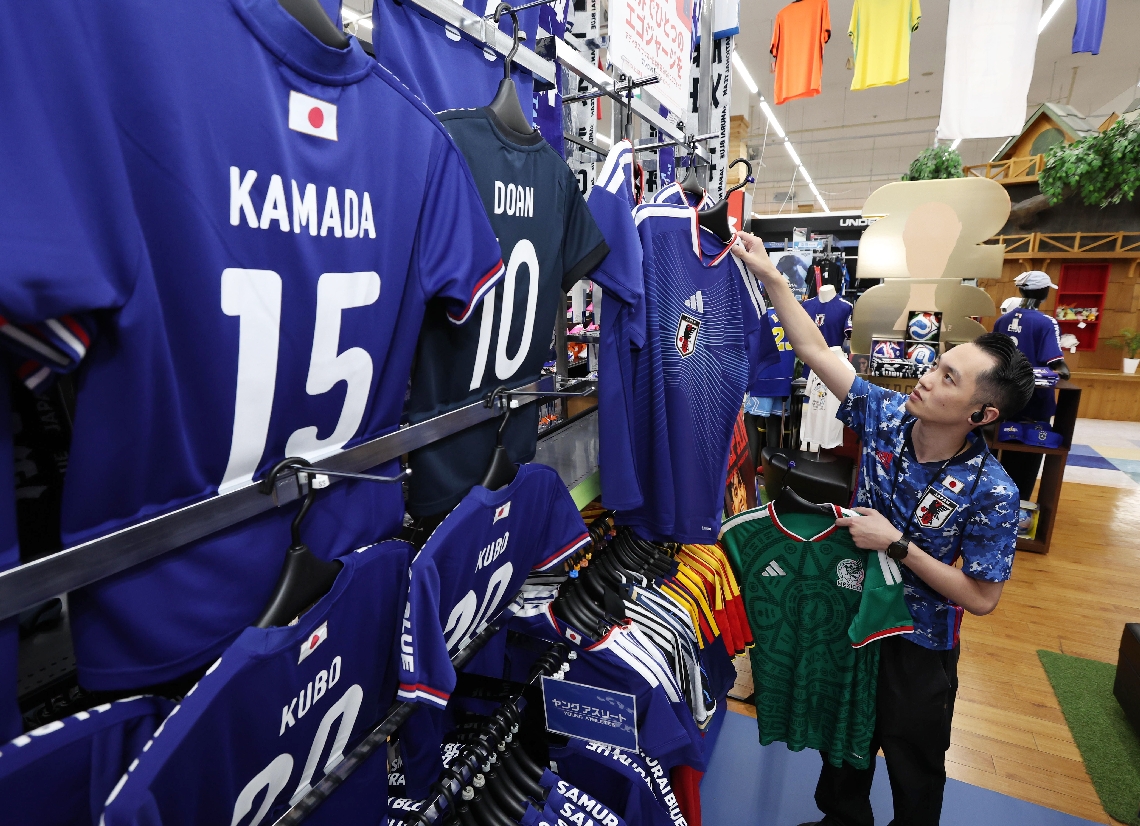 サッカーW杯日本躍進、大分県内で関連商品の売れ行き好調 応援T