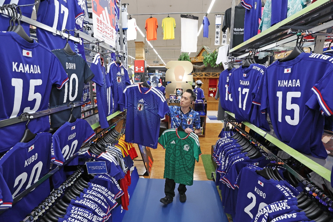 サッカーW杯日本躍進、大分県内で関連商品の売れ行き好調 応援T