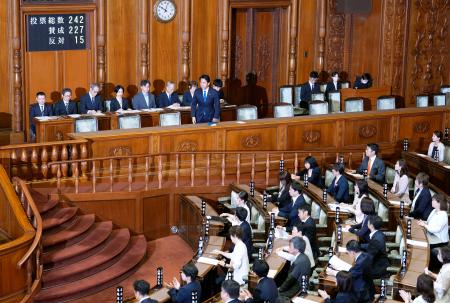 参院本会議で改正防衛省設置法など関連法が可決、成立し起立する小泉防衛相＝２６日午前
