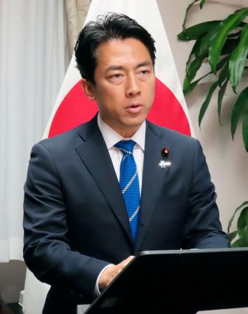 記者会見する小泉防衛相＝２６日午前、国会内