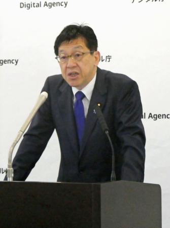 記者会見する松本サイバー安保相＝２６日午前、東京都千代田区
