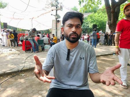取材に応じるディプケ氏＝２５日、インド・ニューデリー（共同）
