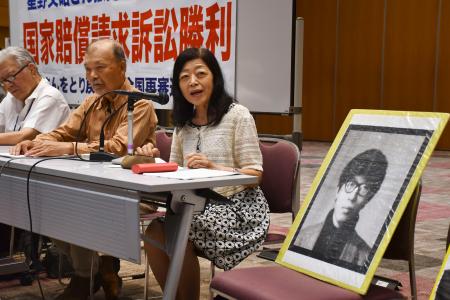 判決後、星野文昭元受刑者の遺影を横に置き、記者会見する妻暁子さん（右）＝２６日午後、東京都千代田区
