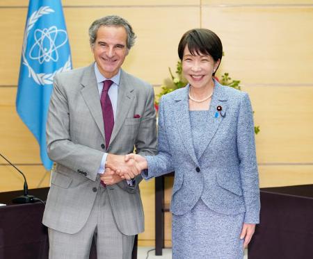 ＩＡＥＡのグロッシ事務局長（左）と握手する高市首相＝２６日午前、首相官邸