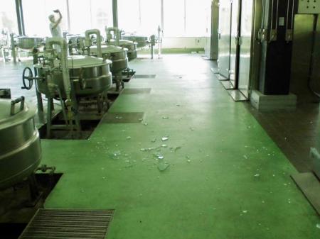 地震でガラスが落ちた八戸市の給食センターの調理場＝２５日
