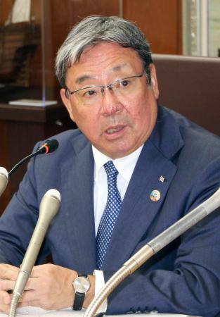 記者会見する日本船主協会の長沢仁志会長＝２６日午後、東京都千代田区