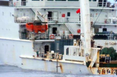 沖縄県・尖閣諸島沖の日本の排他的経済水域内で活動する中国の海洋調査船＝２８日（第１１管区海上保安本部提供）
