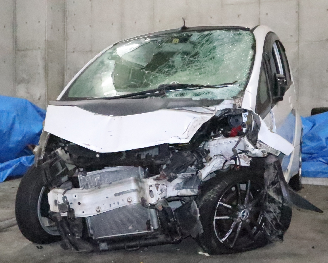 八田與一容疑者が乗っていたとみられる軽乗用車。前部が大破している