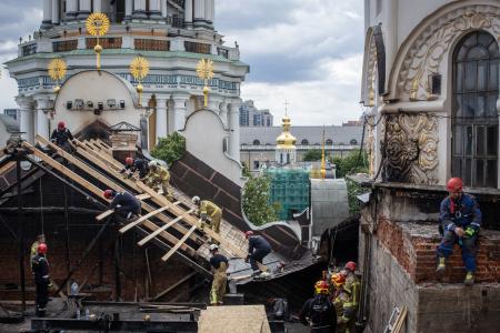 ロシアの攻撃で損傷したペチェルスカ大修道院＝１６日、ウクライナ首都キーウ（ゲッティ＝共同）