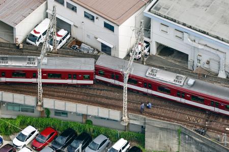 脱線した近鉄京都線の列車＝２９日午前８時４３分、京都市下京区（共同通信社ヘリから）