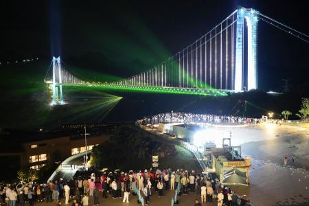 ライトアップされる中国貴州省の「花江峡谷大橋」＝５月（共同）