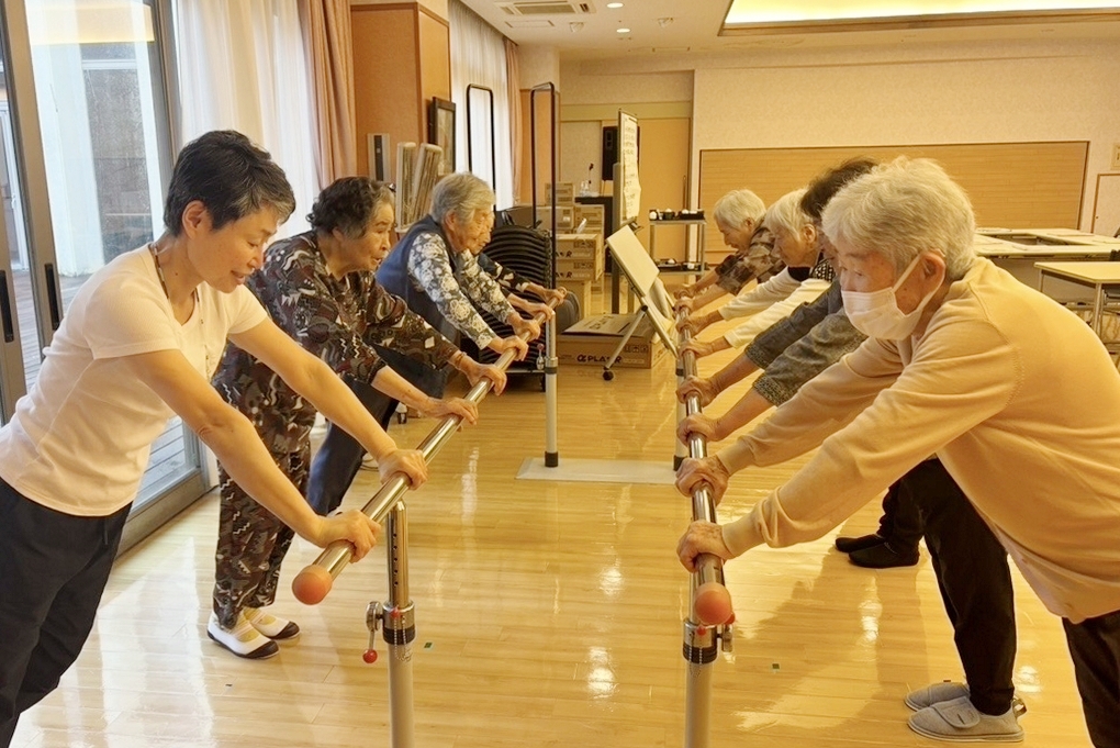 腕立て伏せに挑戦する参加者