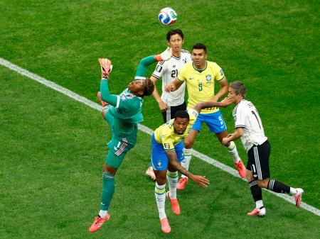 日本―ブラジル　前半、ボールに飛びつくＧＫ鈴木彩（左端）＝ヒューストン（共同）