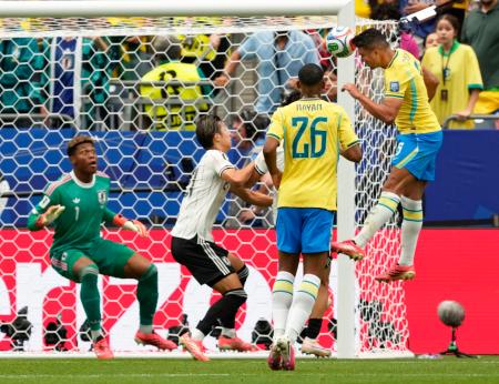 日本―ブラジル　後半、ヘディングでゴールを決めるブラジルのカゼミロ（右端）。ＧＫ鈴木彩＝ヒューストン（共同）