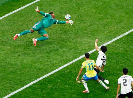 日本―ブラジル　試合終了間際、ブラジルのマルチネリ（下左）に決勝ゴールを決められるＧＫ鈴木彩＝ヒューストン（共同）