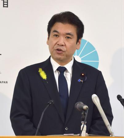 記者会見する松本文科相＝３０日午前、文科省