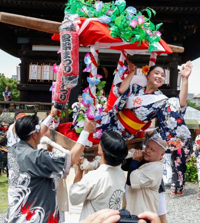 「愛染まつり」で、かごから見物客に手を振る愛染娘＝３０日午後、大阪市