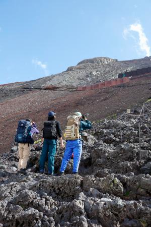 ７月１日の山開きを前に、山梨県側登山道「吉田ルート」から富士山に登る人たち＝３０日午後
