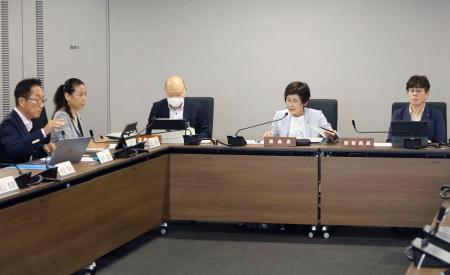 三重県伊賀市議会で開かれた稲森稔尚市長のパワハラ疑惑を巡る百条委の初会合＝３０日午後