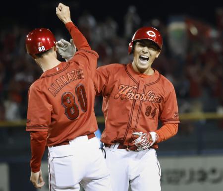 ９回、２点打を放ち喜ぶ広島代打の佐藤啓＝ハードオフ新潟