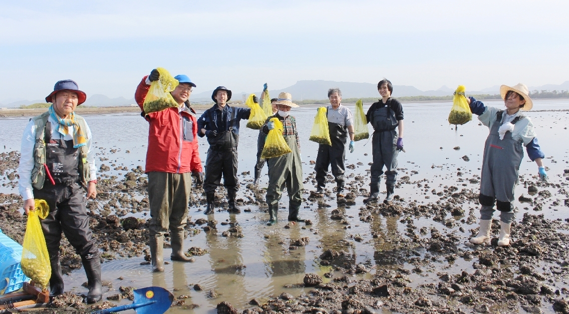 二重網対策で３０㌔のアサリが採れた＝４月下旬、中津市田尻の中津干潟