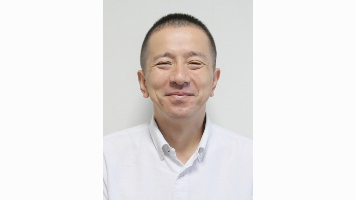 ゆ～わくワイドに出演する地球さんご賞おおいた実行委員会の佐藤栄宏事務局員。詩人でもある