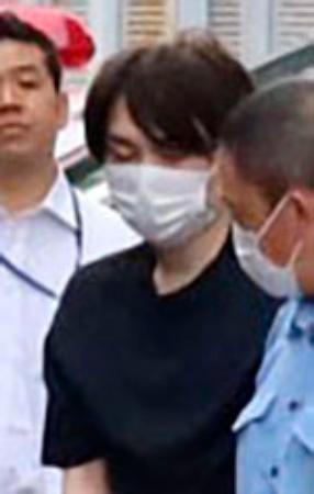 送検のため警視庁町田署を出る佐藤健容疑者＝１日午前