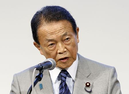 東京都内で開かれた会合であいさつする自民党の麻生副総裁＝１日午後