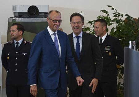 １日、ベルリンで記者会見に臨むドイツのメルツ首相（中央左）とＮＡＴＯのルッテ事務総長（同右）（ゲッティ＝共同）
