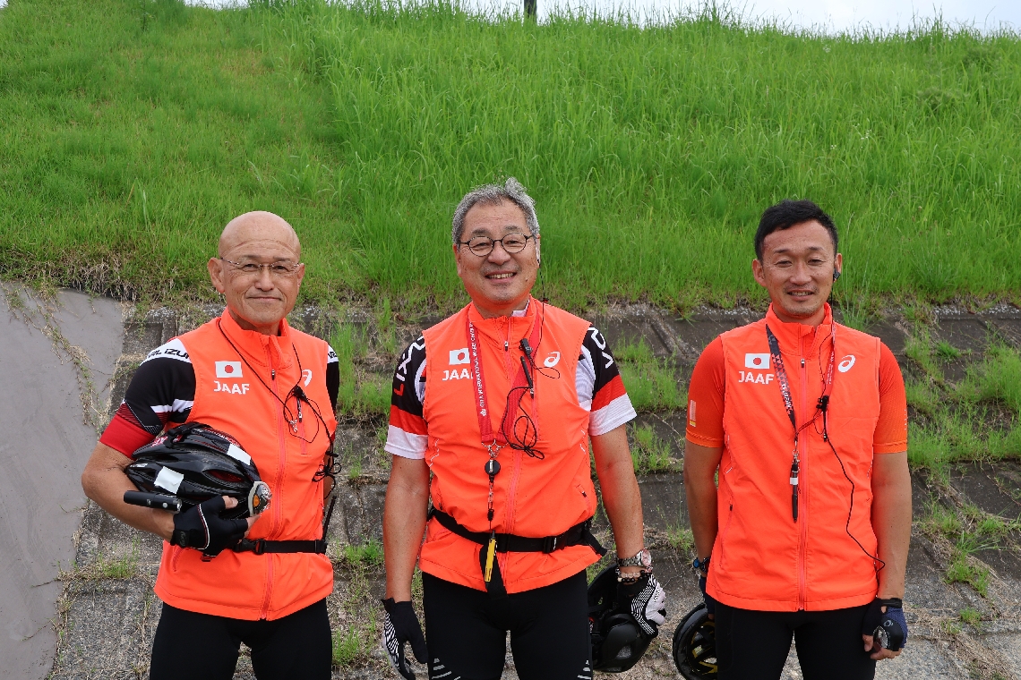 計測を終えた３人の計測員。左から因広道さん、苅込英昭さん、泥谷和幸さん＝２８日、大分市