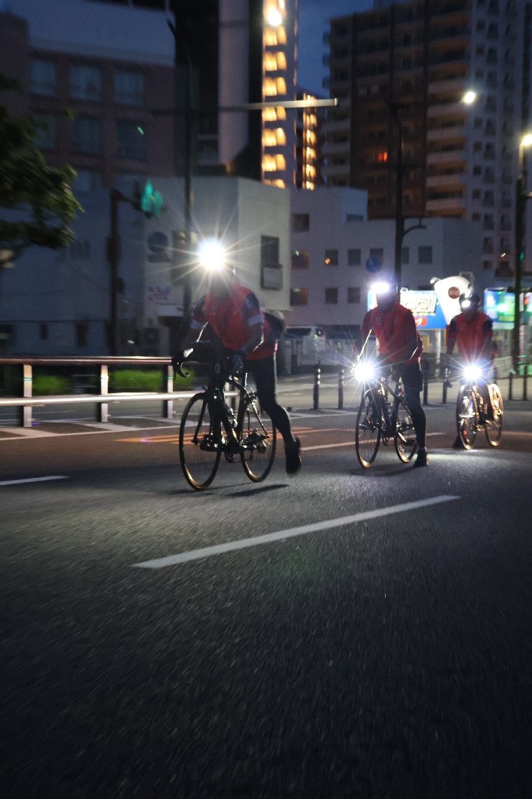 ＯＰＡＭ前をスタートする計測員＝２８日午前４時４５分ごろ