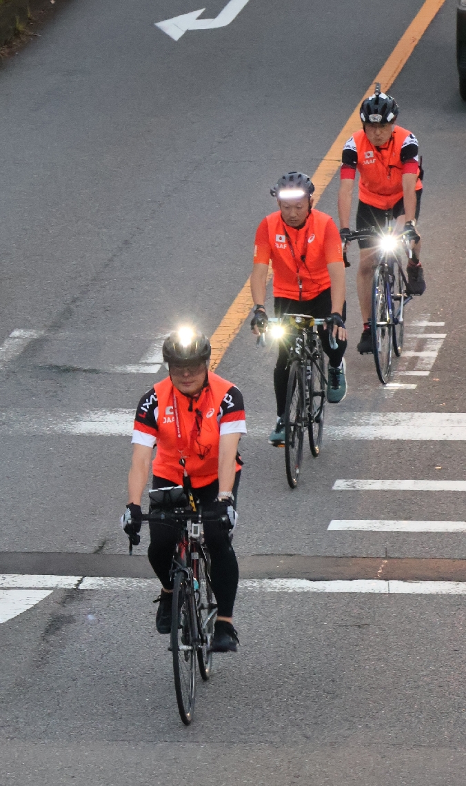 県道大在大分港線（通称４０メートル道路）を走行する計測員＝２８日午前５時２０分ごろ
