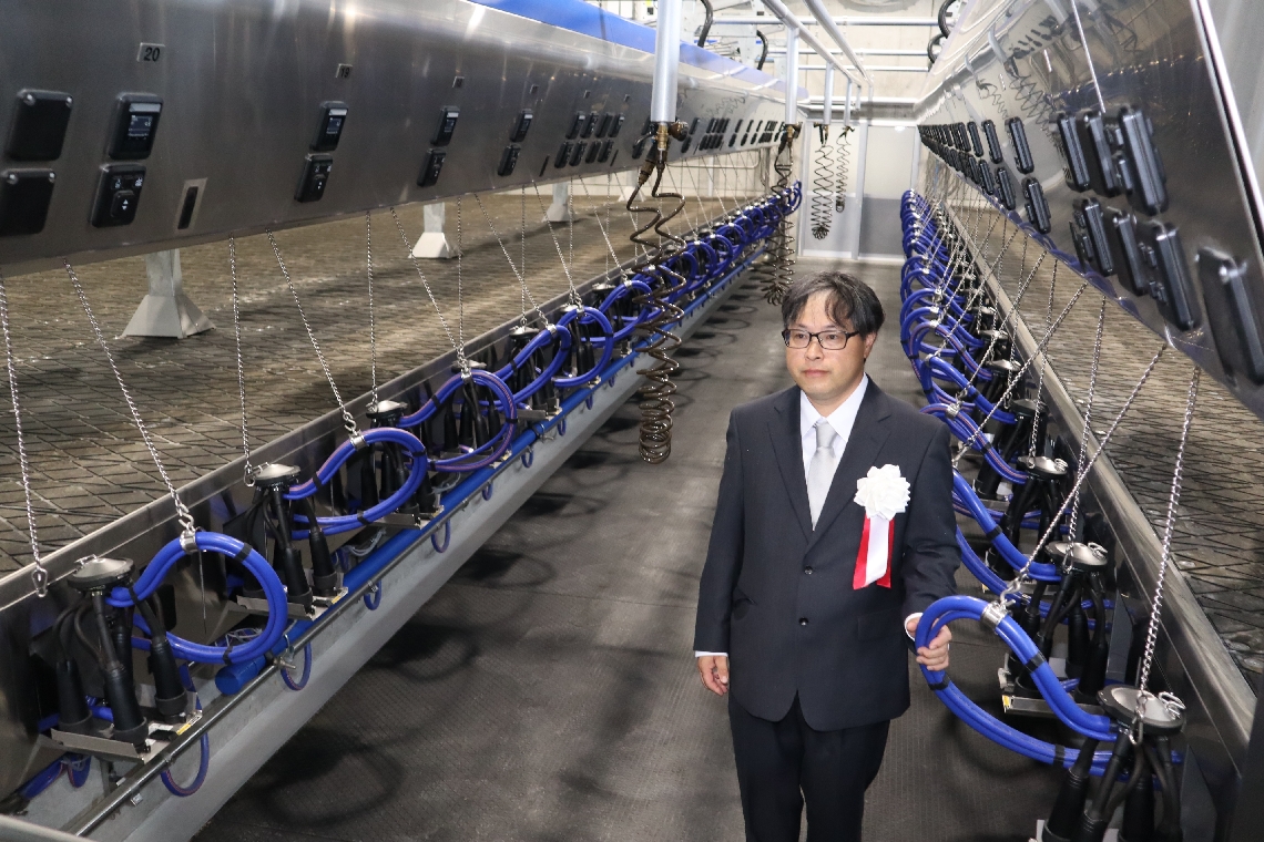搾乳棟の説明をする脇坂伸彦社長