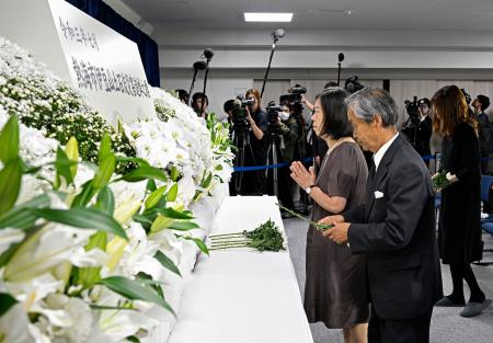 大規模土石流発生から５年となり、追悼式で献花し手を合わせる遺族ら＝３日午前、静岡県熱海市