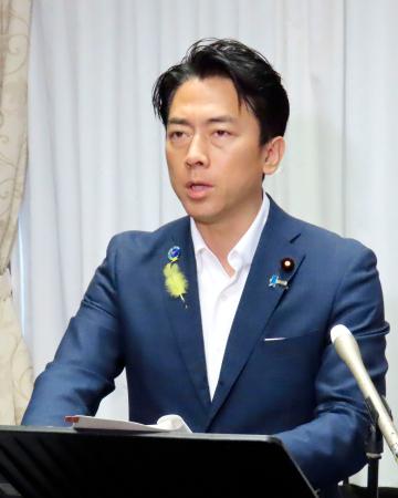 記者会見する小泉防衛相＝３日午前、国会内