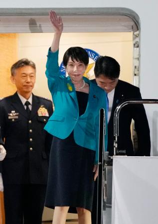 インド訪問を終え、羽田空港に到着した高市首相＝３日深夜