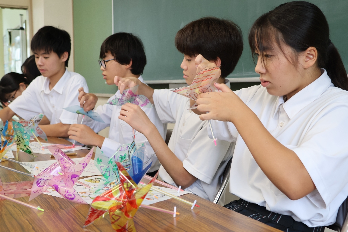 熱心に風車を作る佐賀関中の生徒