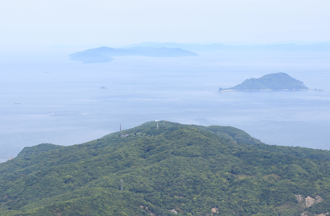 大分市佐賀関上空から望む豊予海峡＝２０２４年５月（本社チャーター機から撮影）
