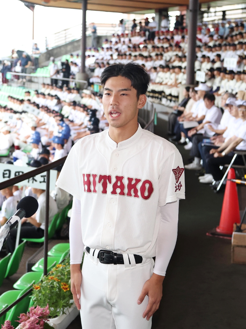 選手宣誓する日田の井上蒼太主将